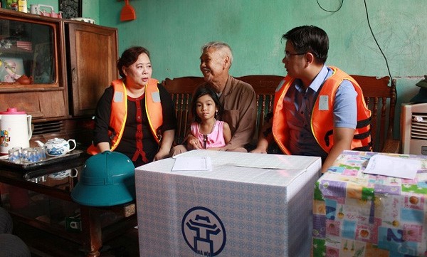 Chủ tịch HĐND TP Nguyễn Thị Bích Ngọc kiểm tra vùng lũ và thăm, tặng quà người dân bị ảnh hưởng tại Chương Mỹ